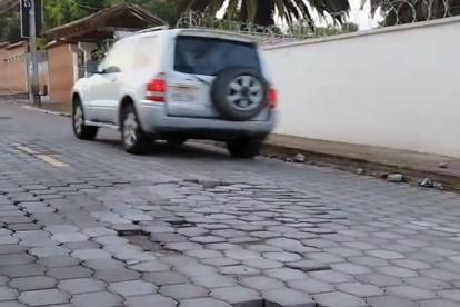 Desprendidos. Los adoquines removidos han dado paso a los boquetes.