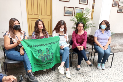 Ambato. Activistas del colectivo Ana de Peralta, en uno de sus actos.