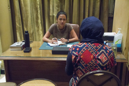 Programa. Reham Awward atiende a una paciente en la clínica Restore de El Cairo, la única en Egipto que trata a víctimas de mutilación genital femenina.