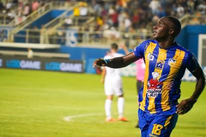 Luis Caicedo anotó el primer gol de Delfín ante Liga de Quito, en el estadio Jocay.