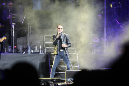 El artista puertorriqueño ofreció su concierto en Quito en medio de una fuerte lluvia