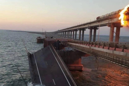 El puente ardió al amanecer.