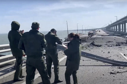 Imagen del puente de Crimea donde explotó esta madrugada camión.