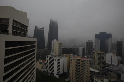 Vista de la Ciudad de Panamá cuando cae una intensa lluvia, en una imagen de archivo.