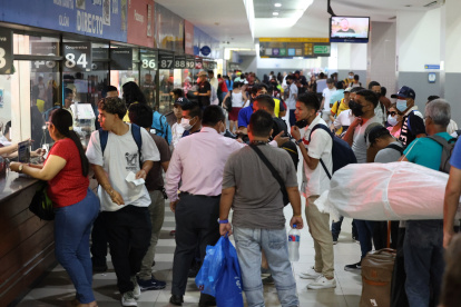 Las aglomeraciones fueron visibles en los puntos de venta de boletos para buses interprovinciales.
