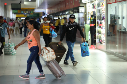 La gente llega con maletas y apurados al terminal de Guayaquil