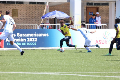 Fútbol. La Tricolor sub-20 cerró ayer la fase de grupos enfrentando a Argentina, con la que perdió por marcador de 3-0. En el cotejo, el técnico Bran aprovechó para probar jugadores. Los gauchos eran dirigidos por Mascherano.