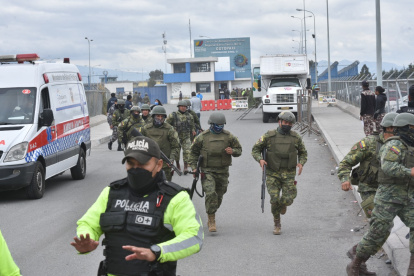 Resguardo. Militares y policías acudieron a resguardar la cárcel de Cotopaxi.