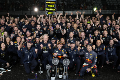 El bicampeón mundial de F1 con todo su equipo en el festejo de Suzuka.