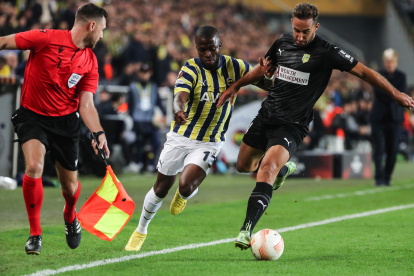 El tricolor Enner Valencia (i) sigue dando de qué hablar en el fútbol internacional.