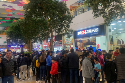 Desde niños hasta adultos llegaron a comprar o intercambiar cromos al centro comercial.