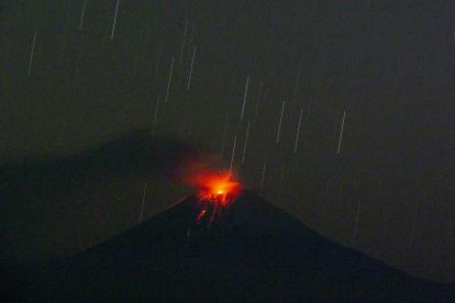 Vista de la actividad eruptiva del volcán Sangay, en una imagen de archivo.