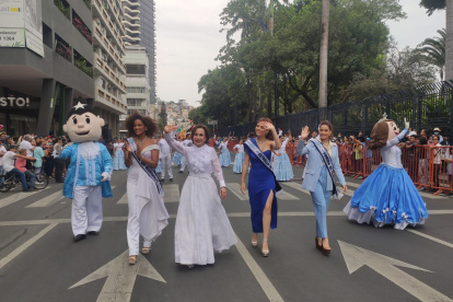 El desfile duró algo más de una hora, por la avenida Malecón Simón Bolívar.