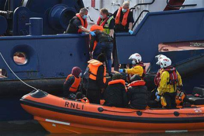 Más de 360 inmigrantes que trataban de cruzar el canal de la Mancha en pequeñas embarcaciones fueron rescatados el domingo, según las autoridades.