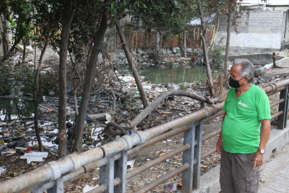 Abandonado. El abandono en que se encuentran las orillas del estero es evidente. En el sitio hay basura y áreas que sirven hasta de dormitorio de indigentes y consumidores de drogas.
