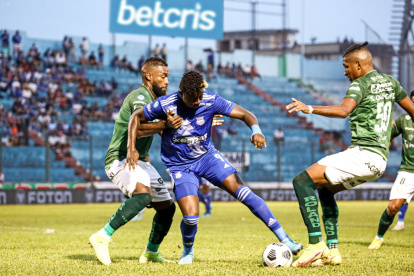 Emelec aún no anota goles en Quevedo.