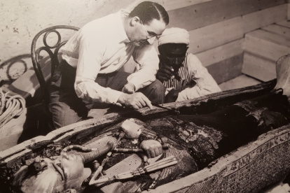 oward Carter durante los trabajos de investigación de la tumba de Tutankamón, en 1922.