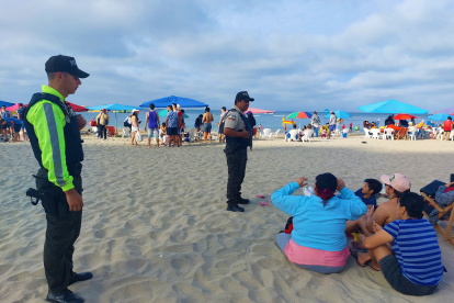 La policía se hizo presente en los balnearios de Santa Elena.
