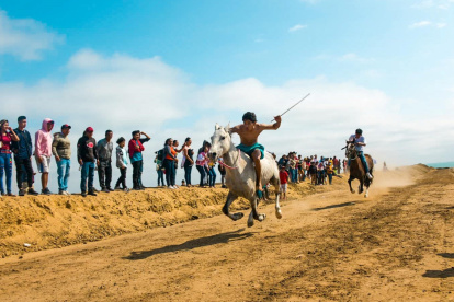 La pampa. Las carreras se cumplen en una gran explanada natural, muy árida y agreste.