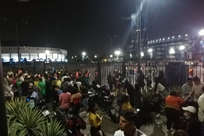 Poco antes de las 19:00, el público aún ingresaba hacia el estadio.