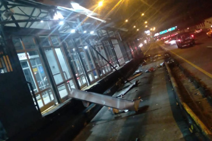 En esas condiciones quedó la parada. Parte de la cubierta resultó afectada