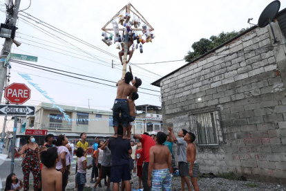Momento en que los chiquillos querían llegar al punto más alto de la caña para poder bajar los premios