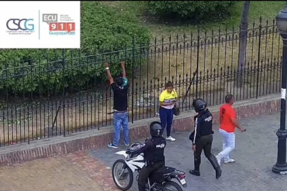 Momentos en que la Policía detiene a los vendedores de droga.