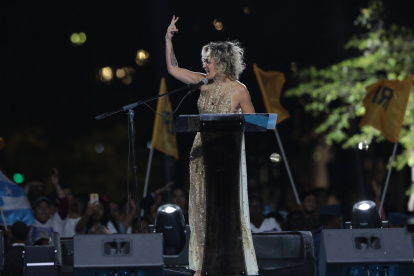 La alcaldesa Cynthia Viteri durante la sesión solemne por los 202 años de Independencia de Guayaquil.