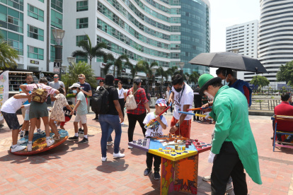os niños se dedicaron a practicar diferentes juegos.