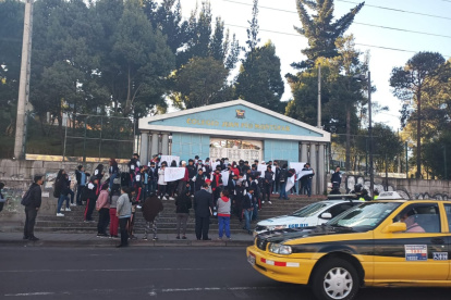 Acción. Un medio centenar de estudiantes protestaron afuera de la unidad educativa.