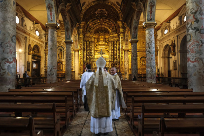 El presidente de la Conferencia Episcopal Portuguesa, José Ornelas, preside una misa en la Catedral de la Diócesis de Setúbal en abril de 2020.