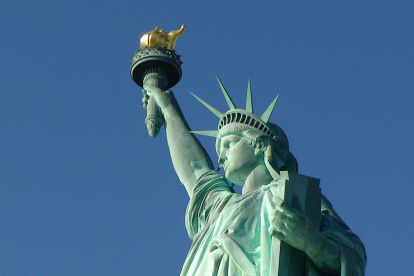 Fotografía de archivo del 28 de octubre de 2011 donde se muestra un detalle de la cabeza con la corona de la Estatua de la Libertad en Nueva York (EE.UU.).
