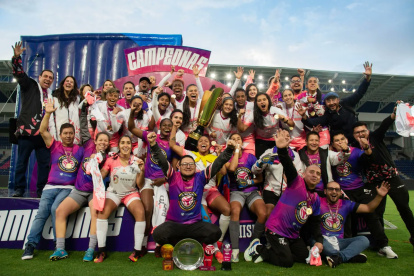 El Club Ñañas celebrando su primer campeonato de Superliga Femenina esta temporada.
