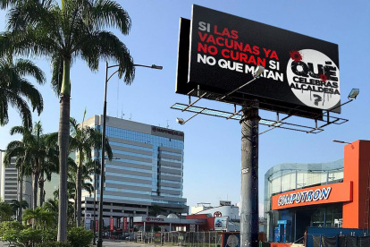 Imagen de un fotomontaje que se viralizó en Twitter. No obstante, en otros sitios de Guayaquil se colgaron lonas con la misma leyenda la supuesta valla, de la que se desconoce el origen.