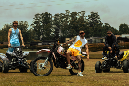 Mike Bahía junto a Dekko y