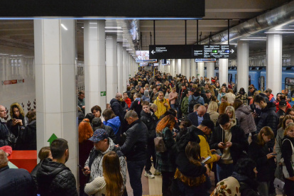 Las personas se refugian dentro de una estación de metro después de los bombardeos en (Kiev) del pasado lunes 10 de octubre.