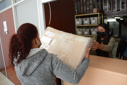 Servicios postales abrio sus puerta a clientes para que reciban y envien sus encomiendas al rededor del mundo los clientes llegan a retirar sus encargos.  Quito 06 de Octubre de 2022 Agencia(ag-extra ag-expreso-ag-quito) Gustavo Guaman