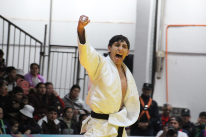 Juan Pablo Ayala celebra eufórico tras ser nombrado ganador de los -60 kilogramos.