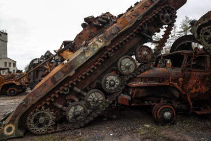 Vista de un tanque abatido en la ciudad de Liman, Ucrania, recuperada tras haber sido ocupada por Rusia.