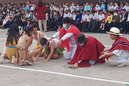 A través de bailes típicos los alumnos recordaron la cultura de la región Sierra y Amazonía.