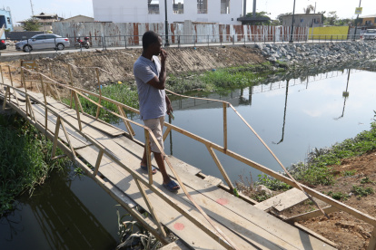Malos olores. La fetidez del canal es tal, que los moradores señalan que ni las mascarillas mitigan el olor nauseabundo que desprende.