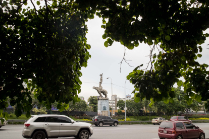 Caracas. En una transitada vía aparece una réplica de María Lionza.