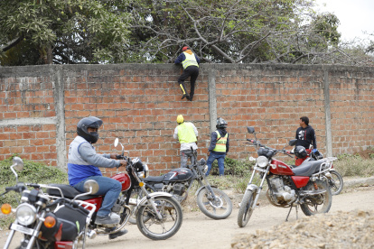 Durán. Varios colegas del motorista ayudaron a buscar a los asesinos.
