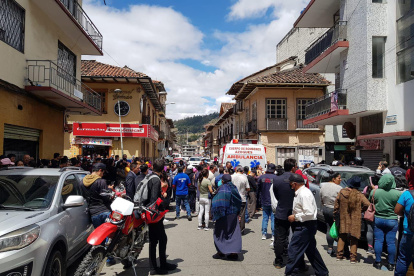 Azogues. Tras crimen, curiosos se amontonan en el lugar del suceso.