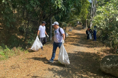 Niños, jóvenes y adultos se unieron en la tarea de limpieza del Bosque Protector Palo Santo.