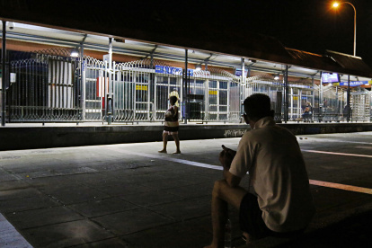 Peligro. En el sector de Quito y Venezuela, donde hay una parada de la Metrovía, se camina a oscuras.