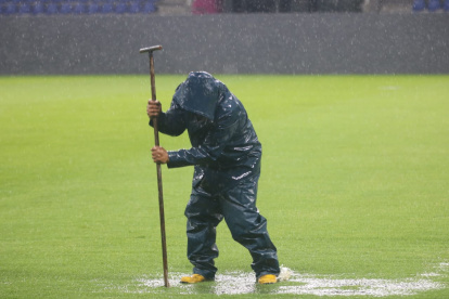 Personal realiza labores en cancha del estadio Banco Guayaquil colmada de agua por la lluvia.