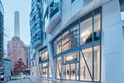 El grupo Inditex abre mañana, viernes, una "megatienda" Zara de 4.500 metros cuadrados en Londres, en la orilla sur del río Támesis, en el nuevo complejo de comercios, oficinas y viviendas que se están construyendo alrededor de la icónica central eléctrica de Battersea.