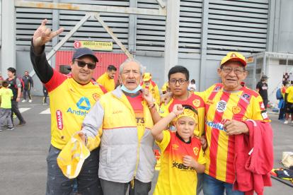 Arturo Espinoza (c) llegó junto a sus hijos, nietos y bisnietos para alentar al equipo de sus amores en el estadio Gonzalo Pozo Ripalda.