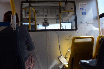 Realidad. Hay unidades de la Ecovía cuyas cabinas para aislar conductores ya están destruidas. Han sido reparadas varias veces, pero las rupturas son evidentes.